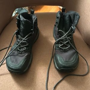 Altra Tushar boots. New condition
